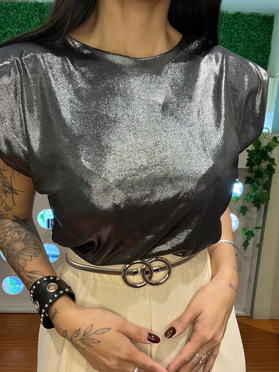Remera con hombreras frunce brillos 