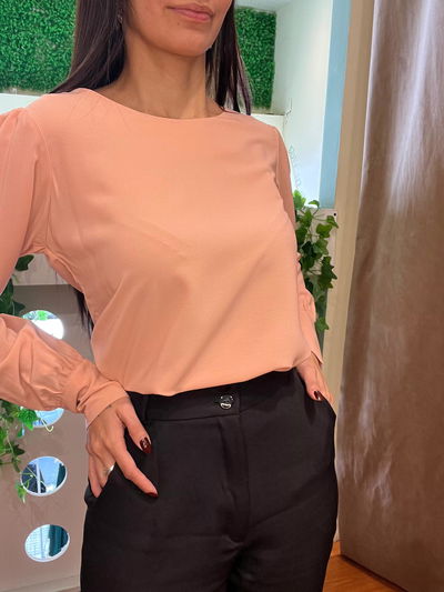 Camisa blusa de seda con botones en la  manga 
