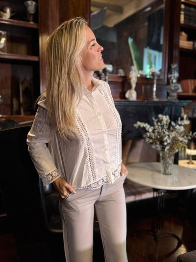 Camisa con detalles de encaje 