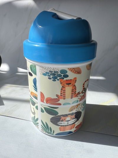 jarro con pico antivuelco niño