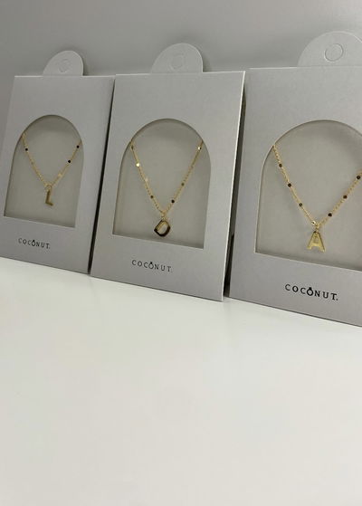 collar iniciales gold