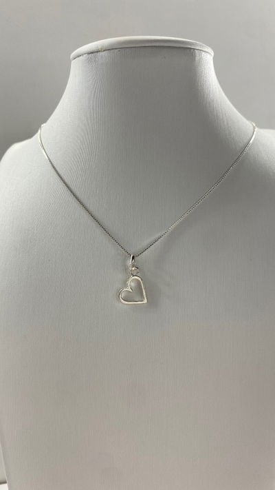 collar corazoncito calado