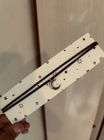 Choker media luna.