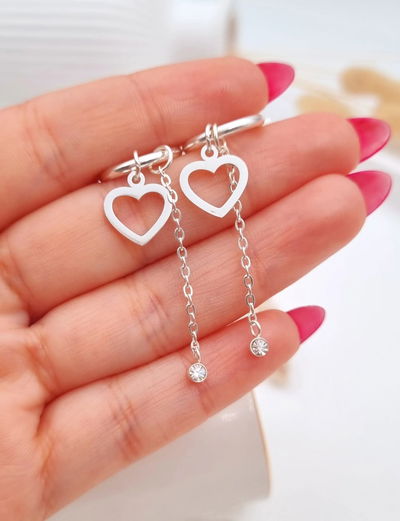 Argollar con corazones colgantes.