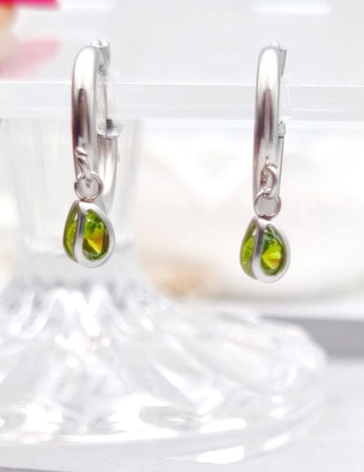 Argollas con mini gotitas verdes.