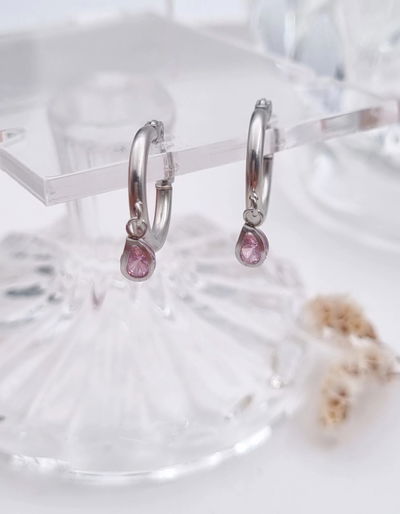 Argollas con mini gotita rosa.