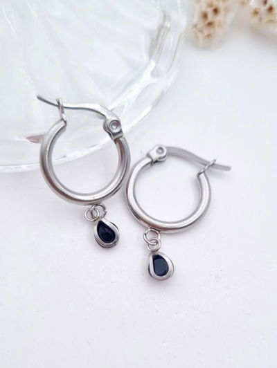 Argollas con mini gotita negra.