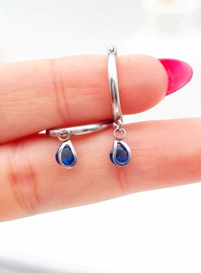 Argollas con mini gotitas azules.