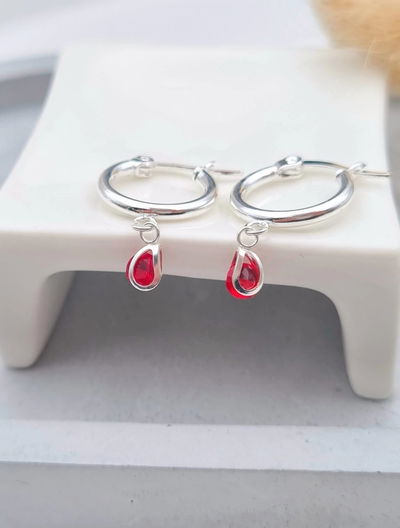 Argollas con minis gotitas rojas. 