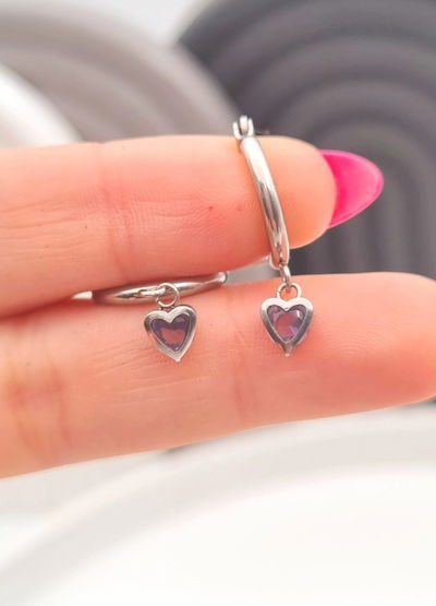 Argollas con mini corazon lila.