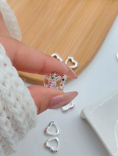 Argollitas corazon con strass multicolor.