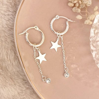 Argollas con estrella y colgante.