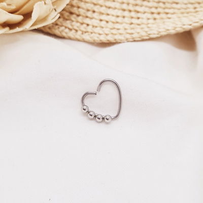 Piercing corazón con bolitas