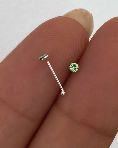 Piercing para nariz con strass de color.