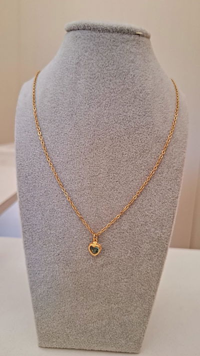 Collar corazon con cubic celeste.