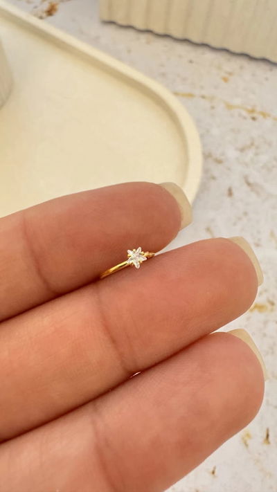 Piercing para nariz, con strass en forma de estrella.
