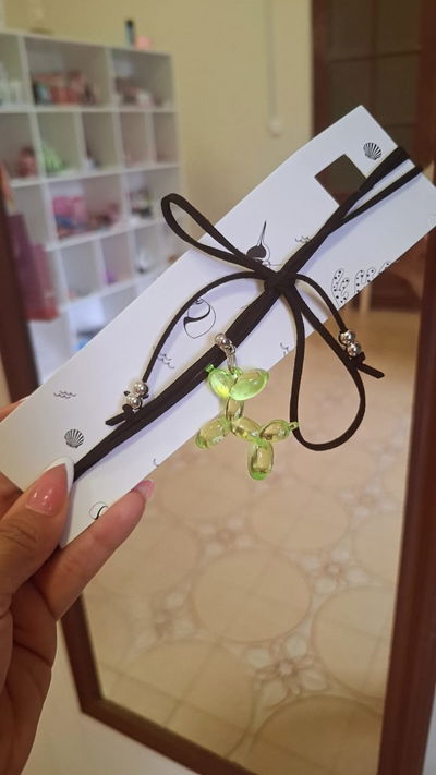 Choker lazo multiuso con dije de perrito.