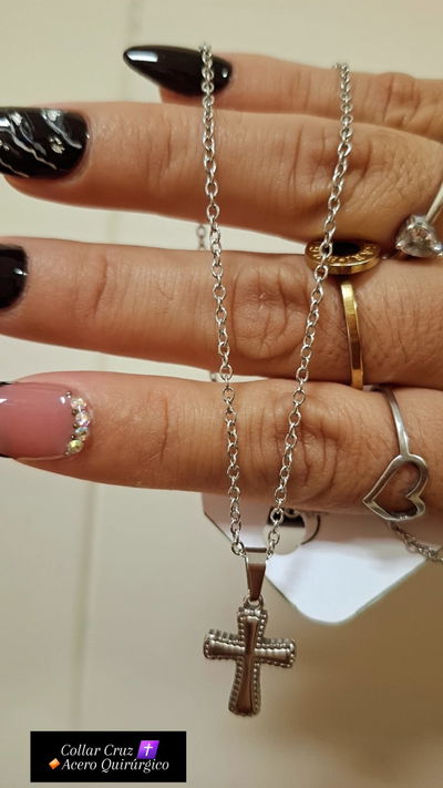 Collar con cruz