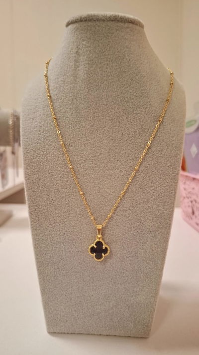 Collar con trebol negro