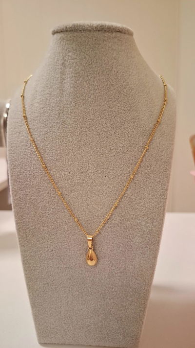 Collar con mini gotita dorada.
