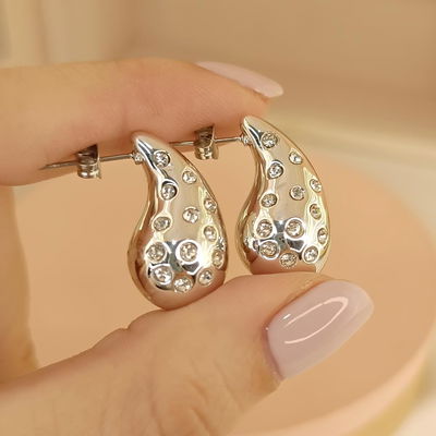 Aros gota con strass.