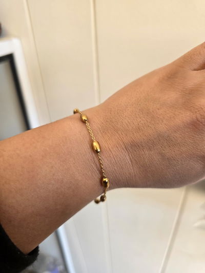 Pulsera con bolitas ovaladas.