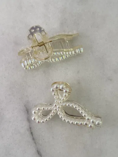 Broche moño con perlas.
