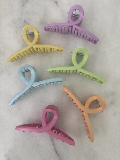 Broche rulo en tonos pasteles.