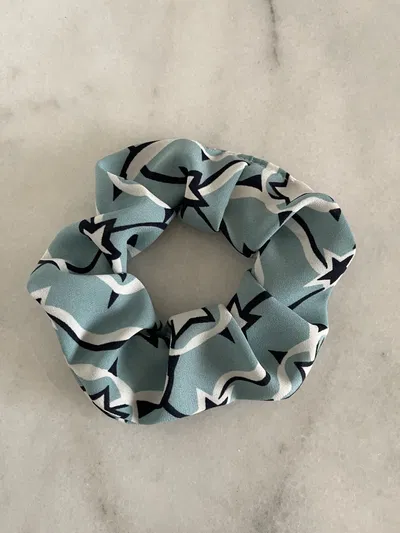 Scrunchie estrellas celeste.