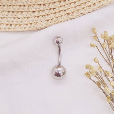 Piercing doble bolita de acero para ombligo.