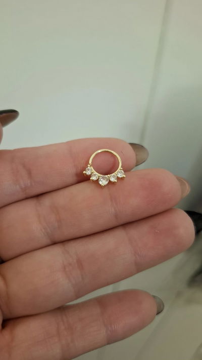 Piercing con strass para cartílago.