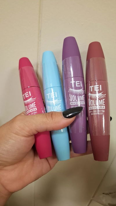 Mascara de color para pestañas.