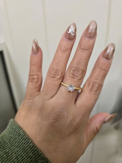 Anillo con piedra brillante.