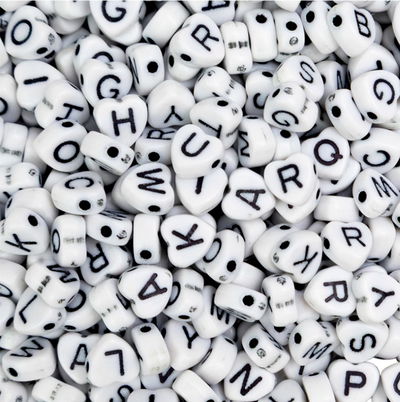 Letras en forma de corazón blancas y negras