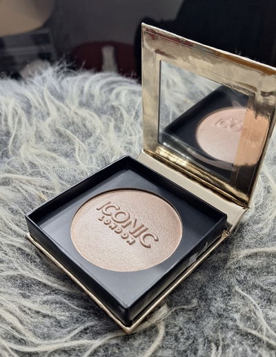 Iluminador ICONIC LONDON  Brighten up baked highlighter in metallic gold