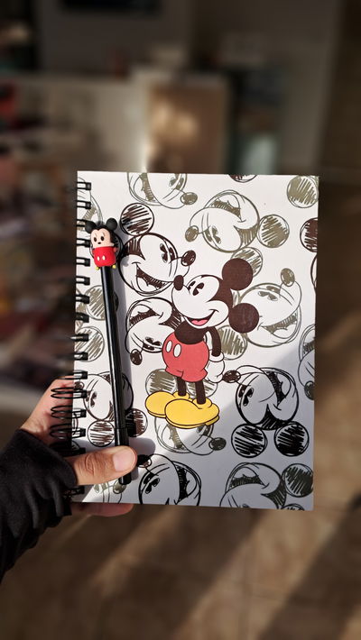 Cuaderno con lapicera mickey