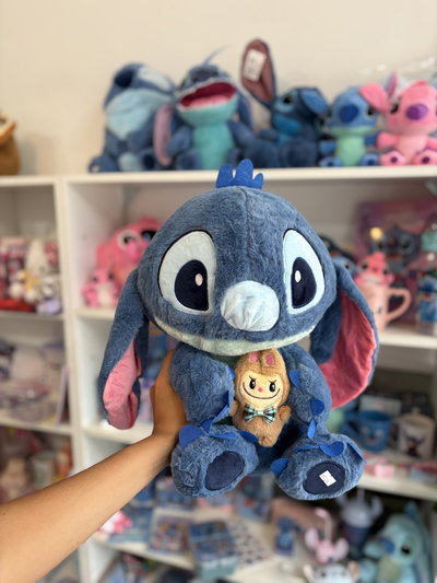 Peluche con manta y llavero labubu