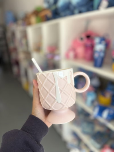 Taza rosa con batidor 
