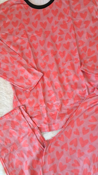 Pijama corazones rojos