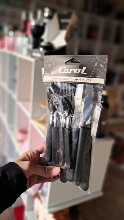 CUBIERTOS x16 EN BOLSA NEGROS