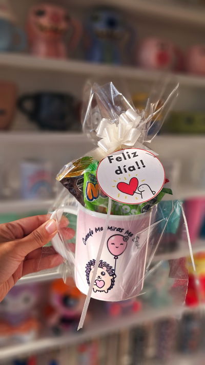 Taza con golosinas erizo