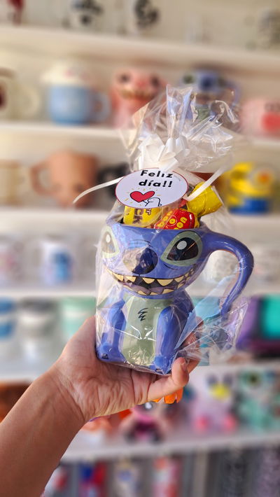 Taza con golosinas stitch