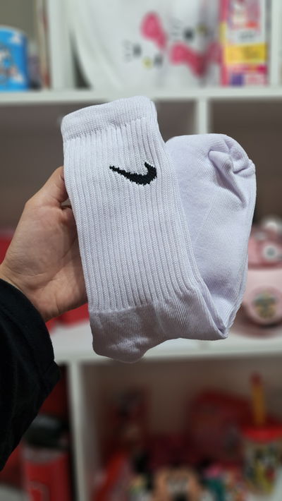 Medias altas blancas nike negro
