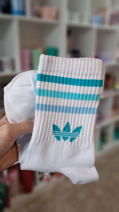 Medias 3/4 adulto blancas con logo y rayas tonos celestes