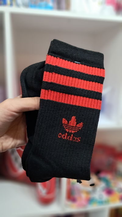 Medias altas negras con rayas y logo rojo adidas