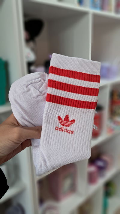 Medias 3/4 blancas adidas rayas y logo rojo 