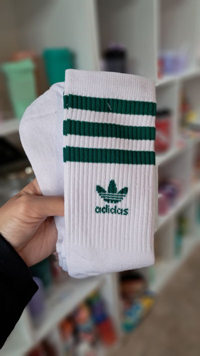 Medias 3/4 adulto blancas con rayas y logo adidas verde
