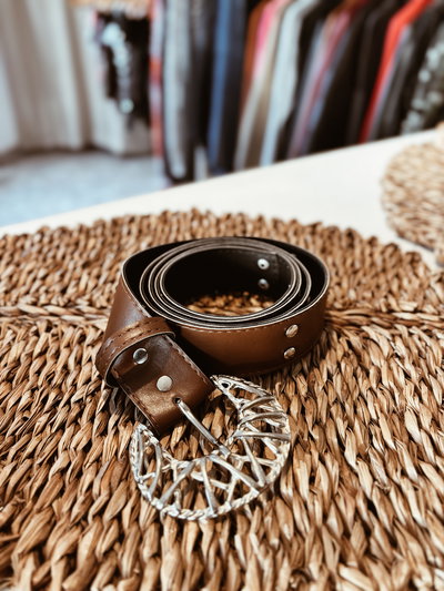 Cinto Raíces Chocolate con tachas 