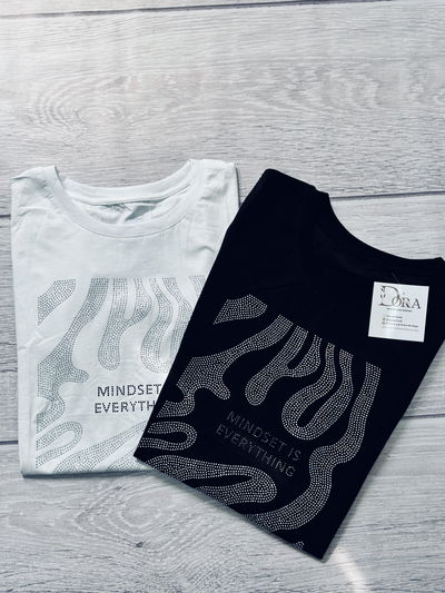 Remera con apliques importada