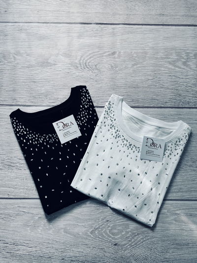 Remera importada con piedrería 